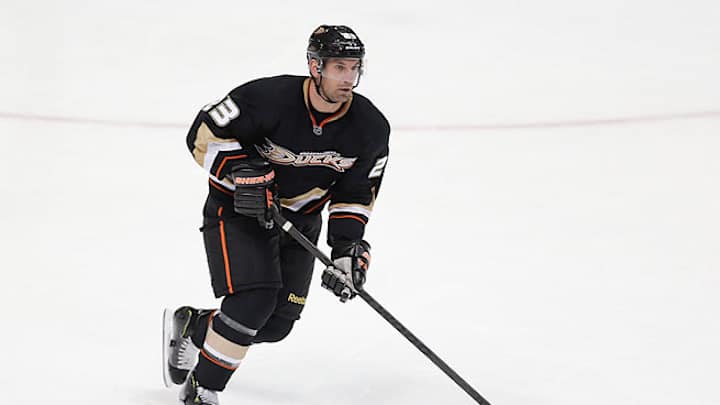 Francois Beauchemin undergoes knee surgery