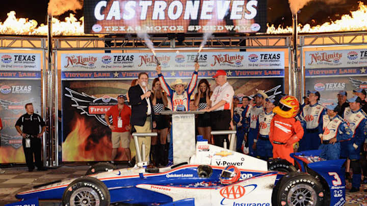 Castroneves gets first IndyCar win of year at Texas