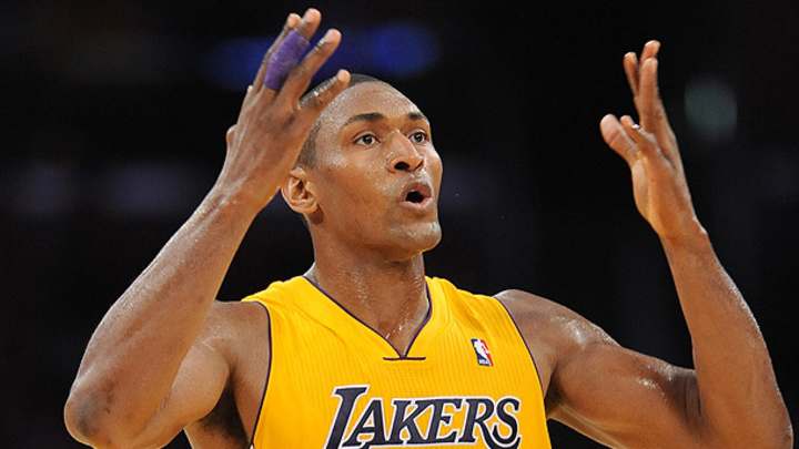 Lakers' Metta World Peace tears meniscus in knee