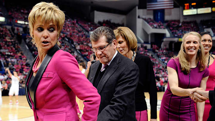 Photo Of The Day: Geno Auriemma Pats Kim Mulkey's Backside