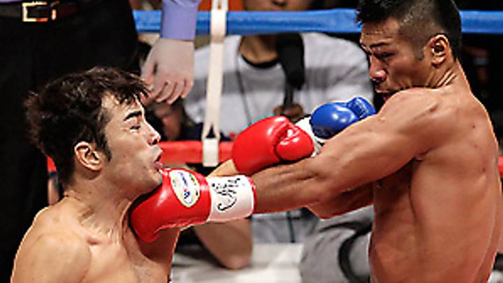 Uchiyama defends WBA title with sixth-round TKO Uchiyama defends WBA title with sixth-round TKO