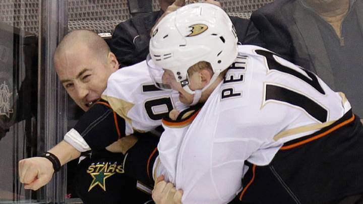 Top Line: Spearing incidents in Dallas, Sean Avery speaks, more links Top Line: Spearing incidents in Dallas, Sean Avery speaks, more links