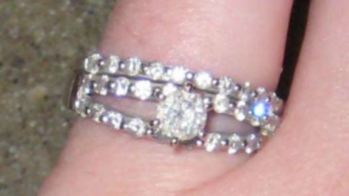 Woman offers wedding ring for Broncos-Chiefs tickets