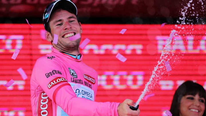 Mark Cavendish wins opening Giro stage in sprint finish