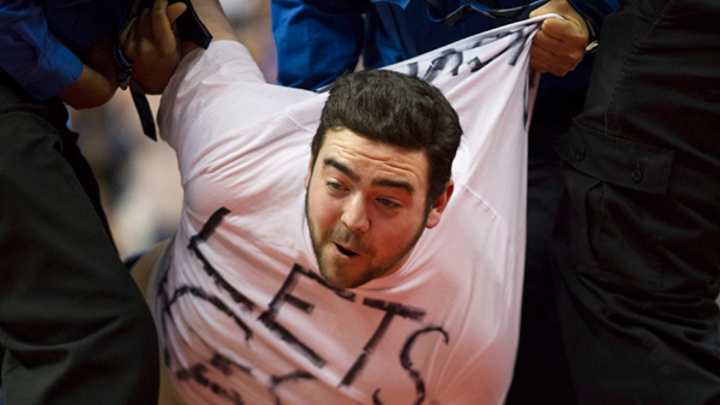 Fan Tweets About Running On Court During Knicks-Raptors Game Then Does It