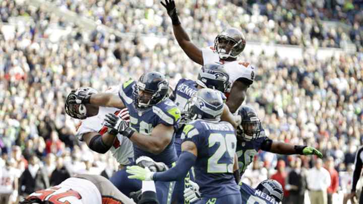 Buccaneers' Mike James throws jump-pass touchdown to Tom Crabtree