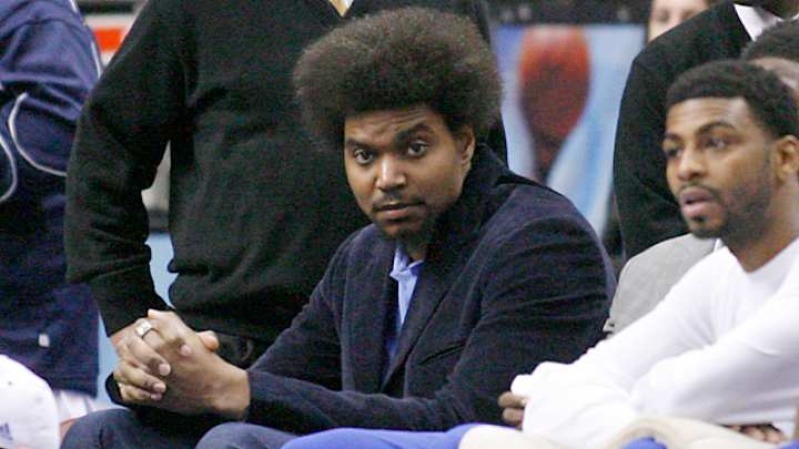 Andrew Bynum weighs offer from Cavs while visiting Hawks, Mavs