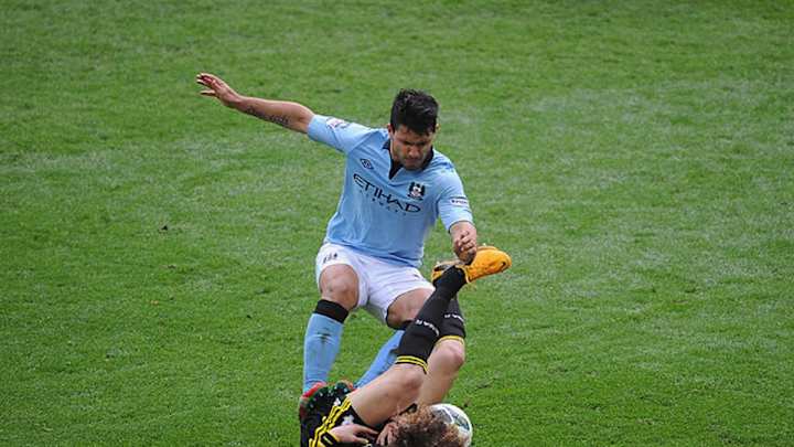 Sergio Aguero aplogizes to David Luiz for tackle