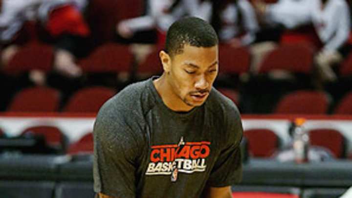 Bulls' Rose goes through five-on-five drills