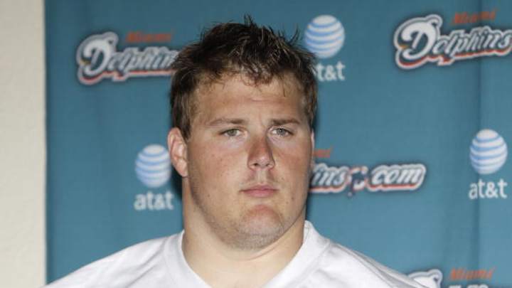 Report: Dolphins guard Richie Incognito to continue suspension with pay