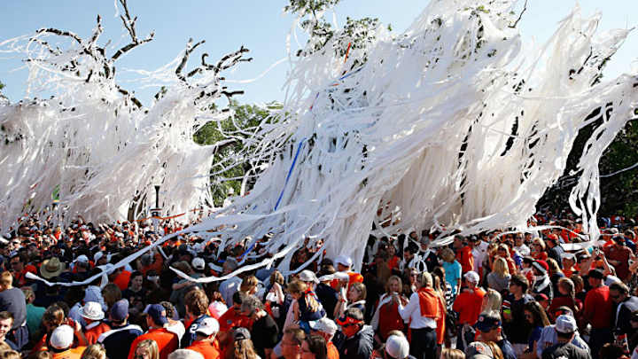 Auburn fans roll Toomer's Corner after spring game Auburn fans roll Toomer's Corner after spring game