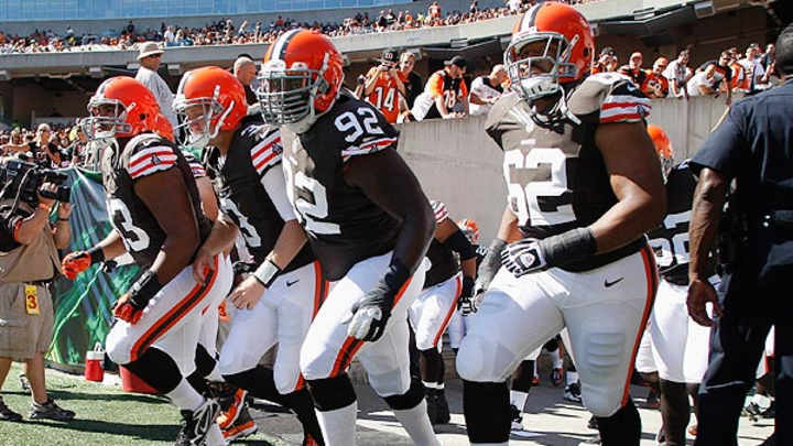 Browns guard says team is 'lucky to be alive' following 'terrifying' plane ride Sunday