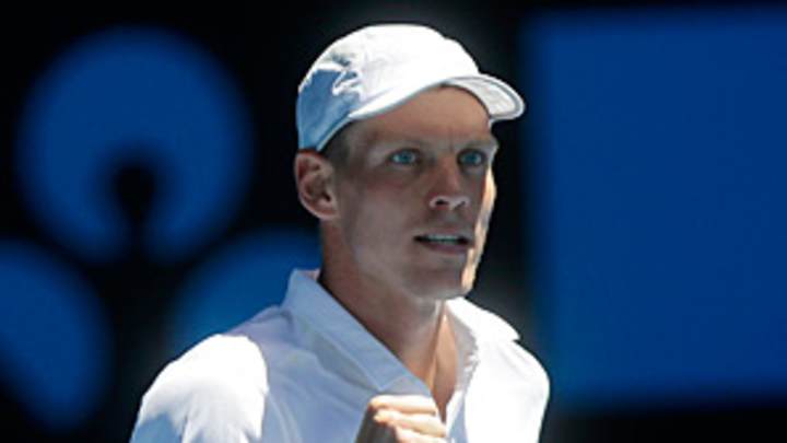 Berdych hangs on to top Rufin, advance