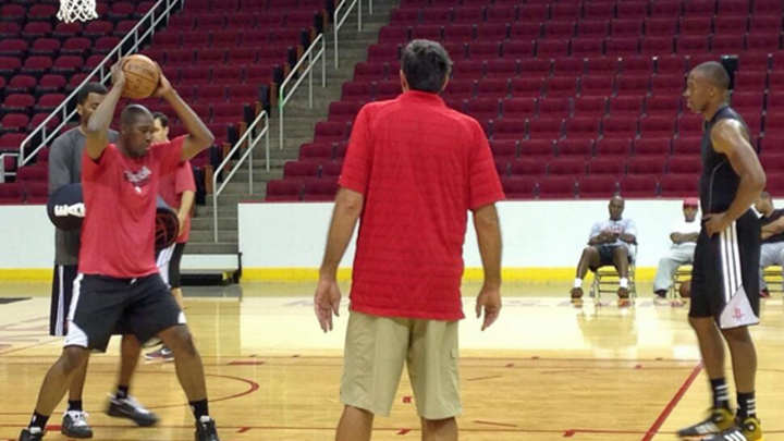 Court Vision: Jason Williams throws off-the-court alley-oop pass