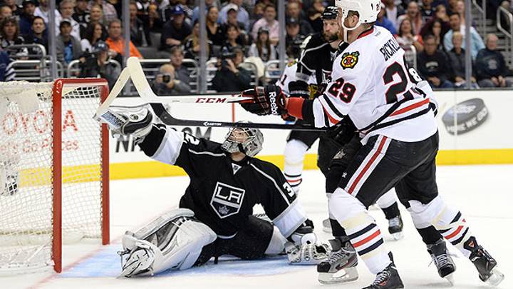 NHL playoffs: Kings rebound for 3-1 win over Blackhawks, trail series 2-1