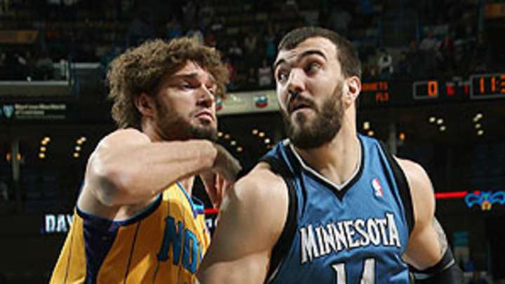 Wolves' Pekovic out 7-10 days with badly bruised thigh