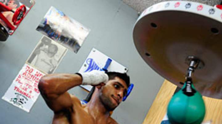 Khan looks to move on, pocket two 140-pound titles against Garcia