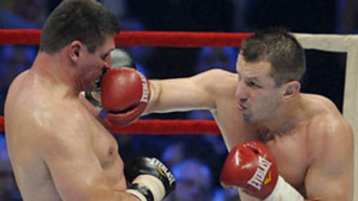 Cruiserweight champ Adamek right at home in heavyweight division