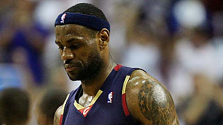 LeBron's attempt to hide college kid's dunk disturbingly revealing