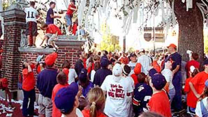 Toomer's Corner poisoning should enrage all college football fans