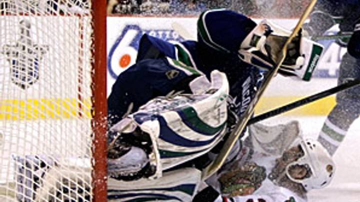 Screen play: Blackhawks out to block Luongo Screen play: Blackhawks out to block Luongo