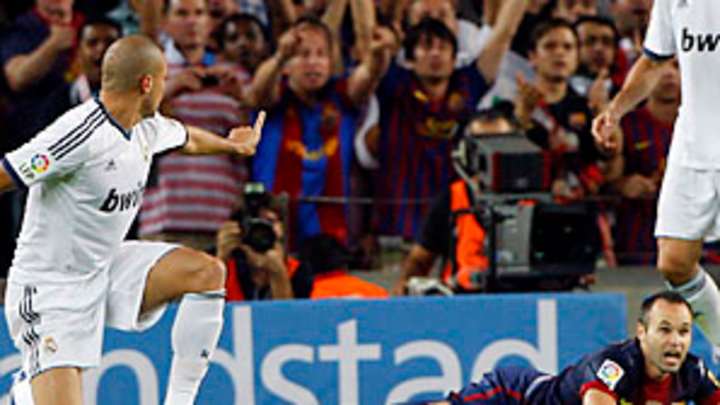 Iniesta-Pepe feud creates Spanish buzz, headlines days after Clásico