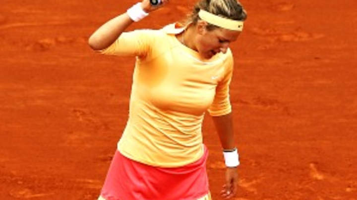 Azarenka tumbles; men's stars survive wacky Sunday in Paris
