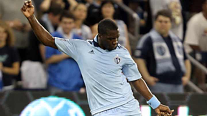 Galaxy survive goalkeeper crisis; Sporting Kansas City on fire