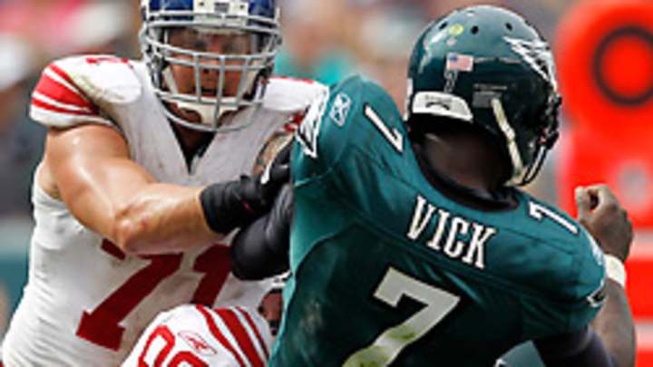 Michael Vick exits game vs. Giants with broken right hand