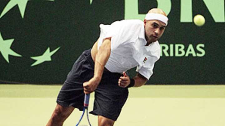 What if Roger played in Davis Cup, Garrison's lawsuit and a silhouette