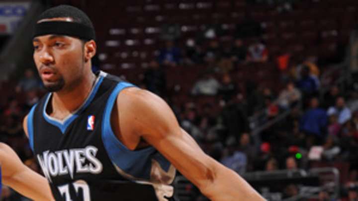 Timberwolves sign Hayward, who claims he's seen a spirit with help of medium