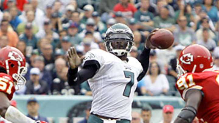 Vick returns as Eagles win easily