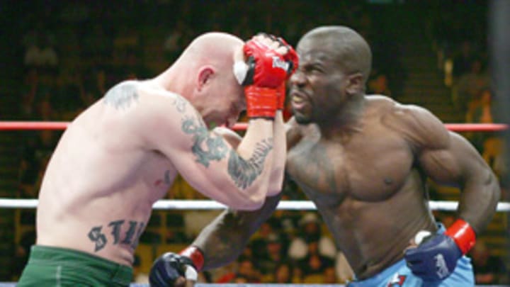 Savant Young drops to 145 to challenge 'Lion'