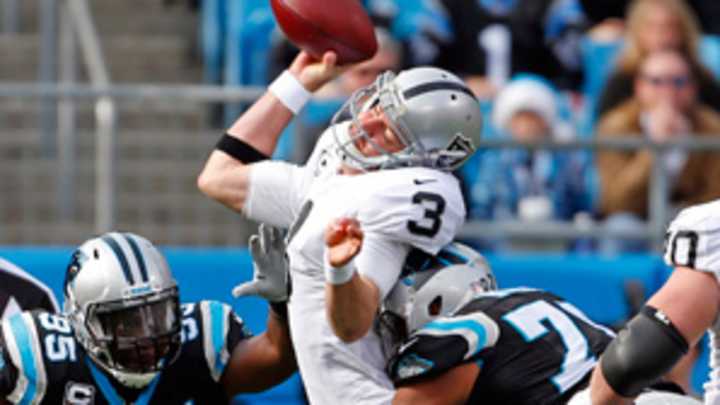 Raiders' Palmer leaves game after hard hit to back