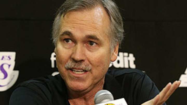 Despite crutches, D'Antoni takes over the Lakers
