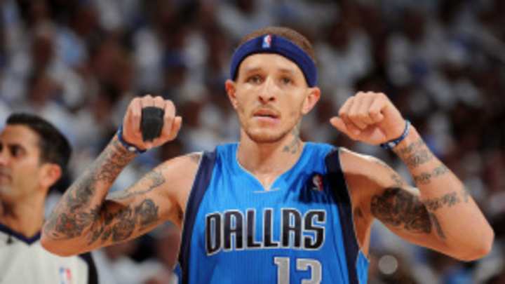 Deron Williams receives pitch from Mavs' Delonte West via Twitter Deron Williams receives pitch from Mavs' Delonte West via Twitter