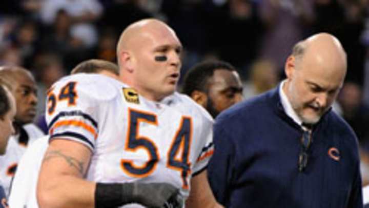 Report: Bears' Brian Urlacher visited Europe for knee therapy