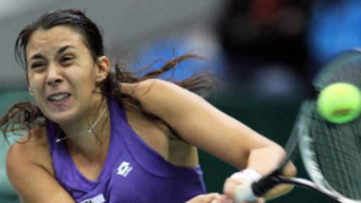 Wozniacki advances, Bartoli upset at Kremlin Cup