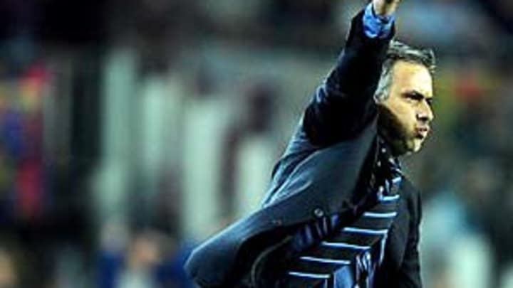 Ten-man Inter holds off Barca to reach the Champions League final