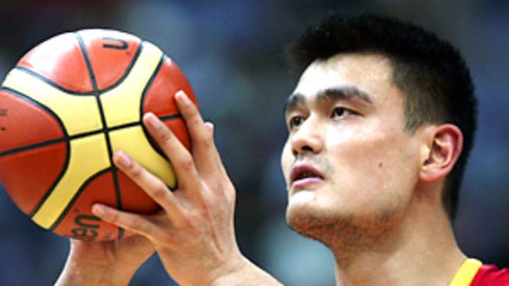 Rockets center Yao apologizes for comments on new teammate Artest