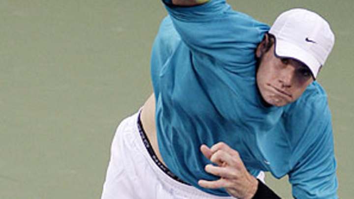 Isner outlasts, upsets Roddick