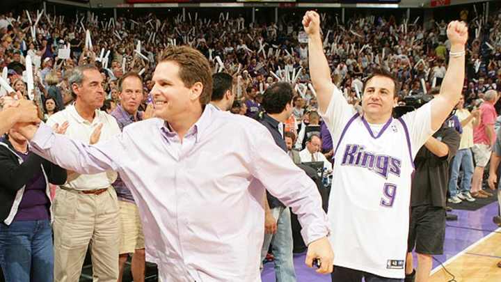 Report: NBA pressuring Maloofs to sell Sacramento Kings to Seattle group