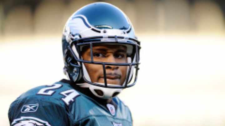 Nnamdi Asomugha carted off field during Eagles practice