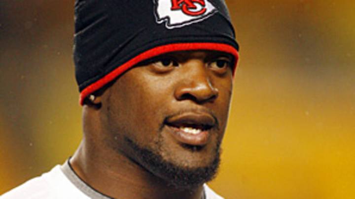 Police: Chiefs' Belcher killed girlfriend, then self in Kansas City