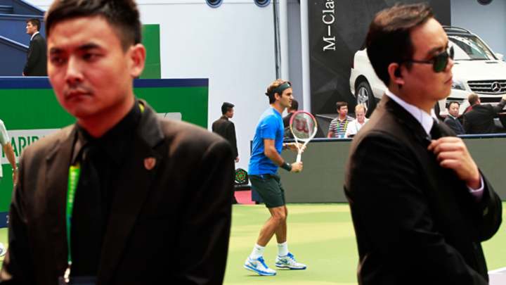Picture This: Roger Federer's new entourage, Novak busts a move