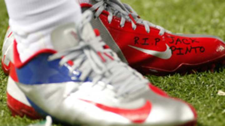 Cruz visits home of Giants fan, 6, killed in Conn.