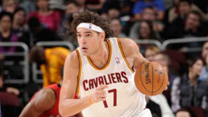 Cavs' Varejao to miss fourth straight game with bruised knee
