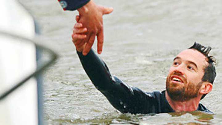 Protester in River Thames halts Oxford-Cambridge Boat Race