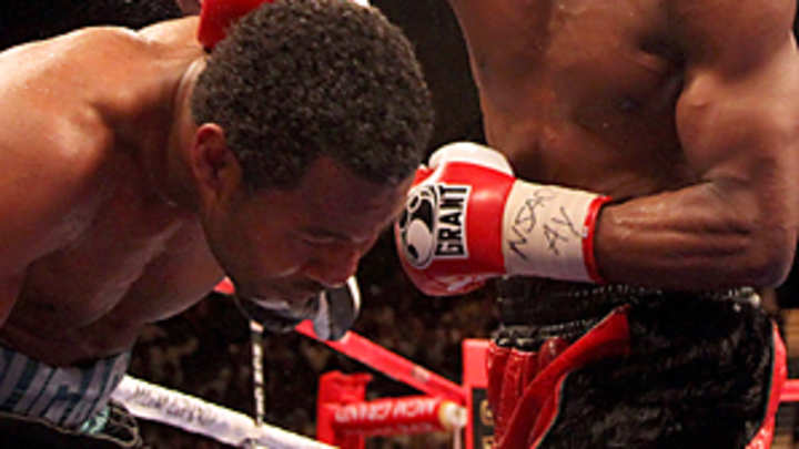 BLOG: Mayweather dominates Mosley in Vegas superfight