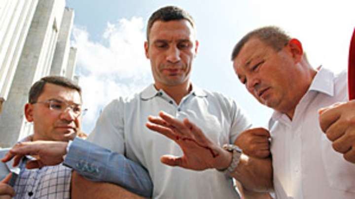 Klitschko escapes serious injury in protest melee